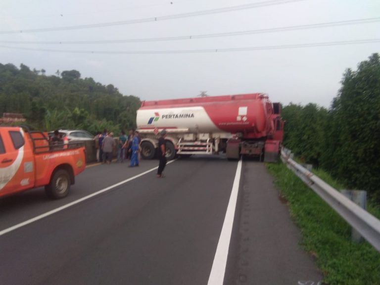 Hindari Tabrakan Truk Tangki Bbm Terguling Di Tol Tangerang Merak