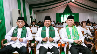 Ketua DPRD Banten, Andra Soni di tengah. Foto: Beni Hendriana