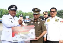 Gubernur Banten, Andra Soni menyerahkan Bankeu Desa. Foto: Biro Adpim Banten