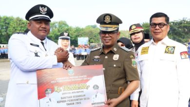 Gubernur Banten, Andra Soni menyerahkan Bankeu Desa. Foto: Biro Adpim Banten