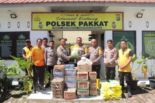 Bantuan kemanusiaan Paguyuban Tathya Dharaka Akpol 2005 didistribusikan di Aceh,Sumut dan Sumbar. foto Yono
