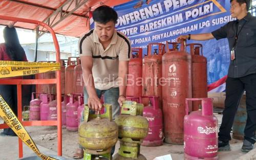 Baran bukti penyalagunaan LPG Subsidi di Tangsel. Foto Antara