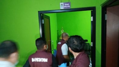 Penyidik Bareskrim Polri geladah ruang Kades Kohod. Foto: Antara