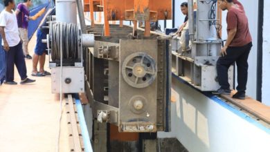 Pintu air yang rusak di Bendung Pintu Air 10 Pasar Baru. Foto: LKBN Antara