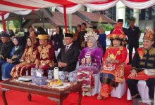 Bupati Tangerang, Moch Maesyal Rasyid mengenakan pakaian adat. Foto: Antara