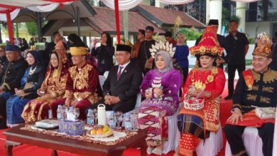 Bupati Tangerang, Moch Maesyal Rasyid mengenakan pakaian adat. Foto: Antara