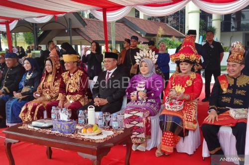 Bupati Tangerang, Moch Maesyal Rasyid mengenakan pakaian adat. Foto: Antara