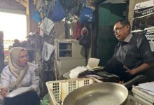 Petugas DLH Kota Tangerang tengah mendata lapak baran bekas. Foto Antara