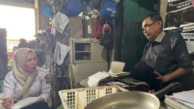 Petugas DLH Kota Tangerang tengah mendata lapak baran bekas. Foto Antara