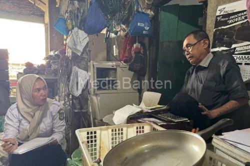 Petugas DLH Kota Tangerang tengah mendata lapak baran bekas. Foto Antara