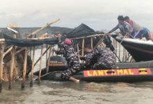 Personel TNI AL bongkar pagar laut misterius di Tangerang. Foto: Antara