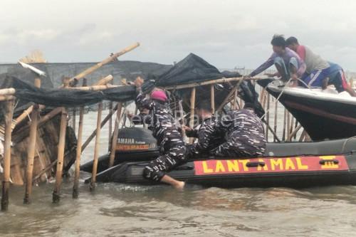 Personel TNI AL bongkar pagar laut misterius di Tangerang. Foto: Antara