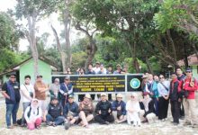 Rombongan Famtrip berfoto bersama di Legon Ajo, Pulau Panaitan, Ujung Kulon yang menyimpan kekayaan hayati dan hewani. Foto Disparbud Kabupaten Pandeglang