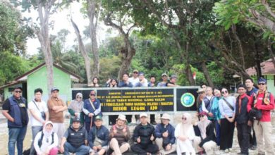Rombongan Famtrip berfoto bersama di Legon Ajo, Pulau Panaitan, Ujung Kulon yang menyimpan kekayaan hayati dan hewani. Foto Disparbud Kabupaten Pandeglang