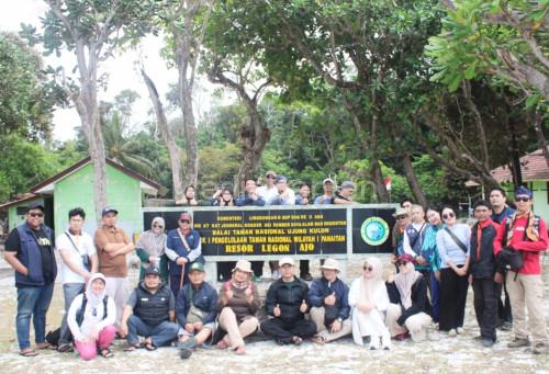 Rombongan Famtrip berfoto bersama di Legon Ajo, Pulau Panaitan, Ujung Kulon yang menyimpan kekayaan hayati dan hewani. Foto Disparbud Kabupaten Pandeglang