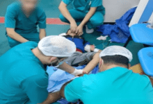 Operasi amputasi kaki di lantai rumah sakit di Gaza. Foto: MSF