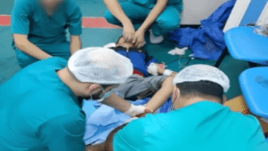 Operasi amputasi kaki di lantai rumah sakit di Gaza. Foto: MSF