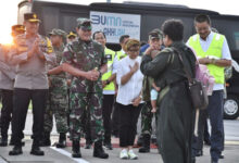 Menlu RI, Retno dan Panglima TNI menyambut kedatangan WNI Sudan. Foto: Setkab RI