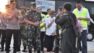 Menlu RI, Retno dan Panglima TNI menyambut kedatangan WNI Sudan. Foto: Setkab RI