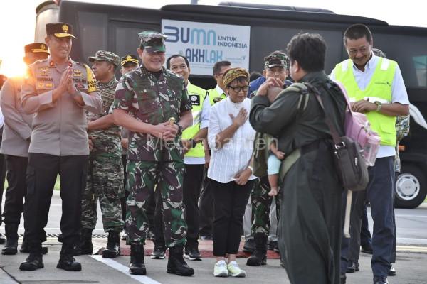 Menlu RI, Retno dan Panglima TNI menyambut kedatangan WNI Sudan. Foto: Setkab RI