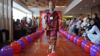 Peragaan busana anak-anak dalam rangka Hari Kartini. Foto: PR Swiss-Belinn Modern Cikande