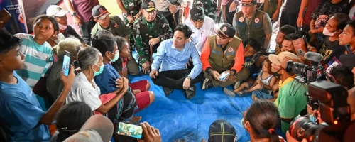 Wapres RI, Gibran Rakabuming Raka di warga terdampak erupsi gunung. Foto: BPMI SetWapresRI