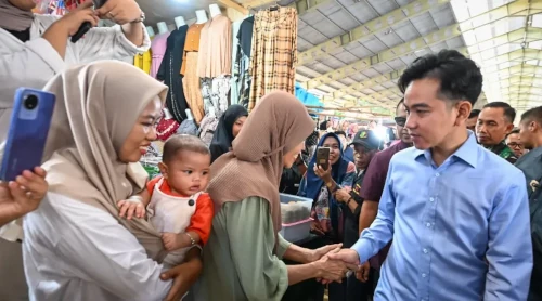 Wapres RI, Gibran Rakabuming Raka berkunjung ke Pasar Rakayt BS Maros. Foto: BPMI SetWapresRI