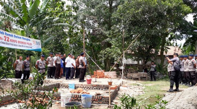 Brimob Banten Bedah Dua Rumah Warga Miskin