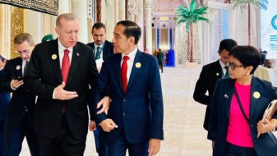 Pertemuan Jokowi dan Erdogan di sela-sela KTT OKI di Riyadh. Foto: BPMI Setpres RI