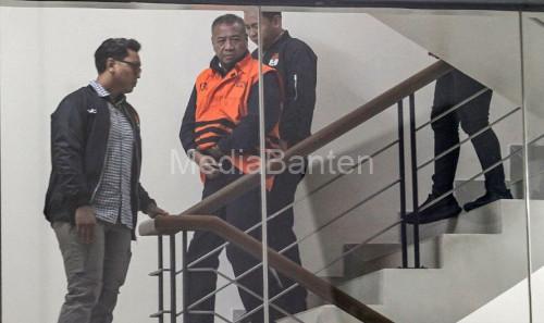 KPK menahan Bupati Tulungagung, GSW setelah terkena OTT. Foto Antara