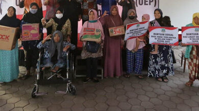 Para penerima bantuan UPE di Cilegon. Foto: Biro Adpim Banten