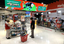 Pegawai ACE layani pelanggan . Foto: PT ACE Hardware Indonesia