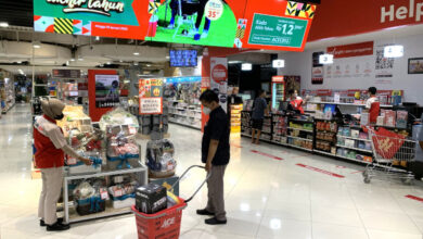 Pegawai ACE layani pelanggan . Foto: PT ACE Hardware Indonesia