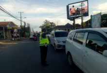 Polisi dari Polresta Serang Kota tengah mengatur lalu lintas. Foto: Yono