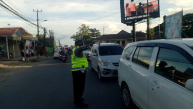 Polisi dari Polresta Serang Kota tengah mengatur lalu lintas. Foto: Yono