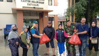 Dinsos Kota Tangerang menyalurkan nasi bungkus hingga logistik ke korban banjir. Foto: Antara