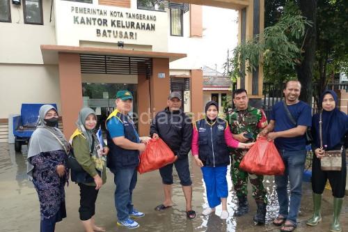 Dinsos Kota Tangerang menyalurkan nasi bungkus hingga logistik ke korban banjir. Foto: Antara