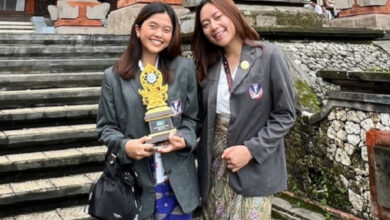 Gloria dan Hanna, mahasiswa Prodi HI UPH. Foto: Humas UPH