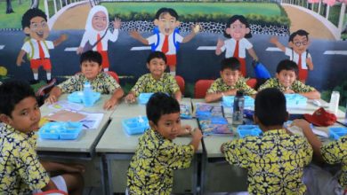 Uji coba makan bergizi gratis di sebuah SDN di Kota Tangerang. Foto: Antara