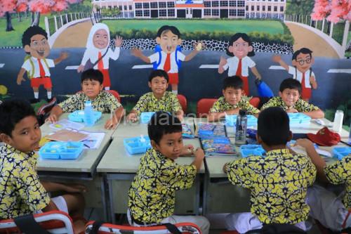 Uji coba makan bergizi gratis di sebuah SDN di Kota Tangerang. Foto: Antara