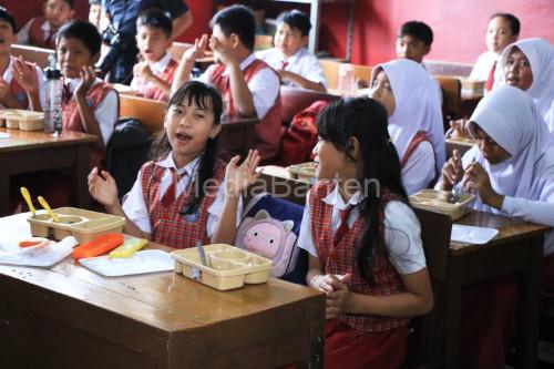 Para siswa SDN menjadi target pembiasaan makan begizi gratis dari Pemkot Tangerang. Foto: Antara