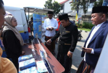 Pj Walikota Tangerang, Nurdin mencoba aplikasi Tangerang Live untuk pelatihan Disnaker. Foto: Antara