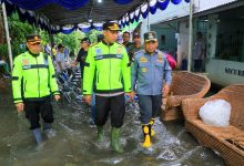 Pj Walikota Tangerang, Nurdin cek TPS Kota Tangerang yang terdampak banjir. Foto: Antara