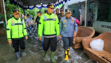 Pj Walikota Tangerang, Nurdin cek TPS Kota Tangerang yang terdampak banjir. Foto: Antara