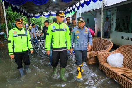 Pj Walikota Tangerang, Nurdin cek TPS Kota Tangerang yang terdampak banjir. Foto: Antara