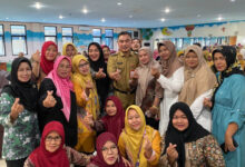 Mad Romli, Wabup Tangerang di tengah emak-emak TPK. Foto: Iqbal Kurnia