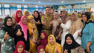 Mad Romli, Wabup Tangerang di tengah emak-emak TPK. Foto: Iqbal Kurnia