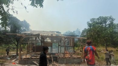 Pembongkaran makam keramat palsu. Foto: Antara