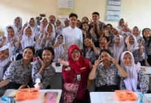 Wapres RI, Gibran Rakabuming Raka bersama murid SMKN 3 Tangerang. Foto: BPMI SetWapres RI