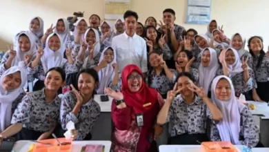 Wapres RI, Gibran Rakabuming Raka bersama murid SMKN 3 Tangerang. Foto: BPMI SetWapres RI